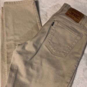 Khaki Levi’s mom jean style